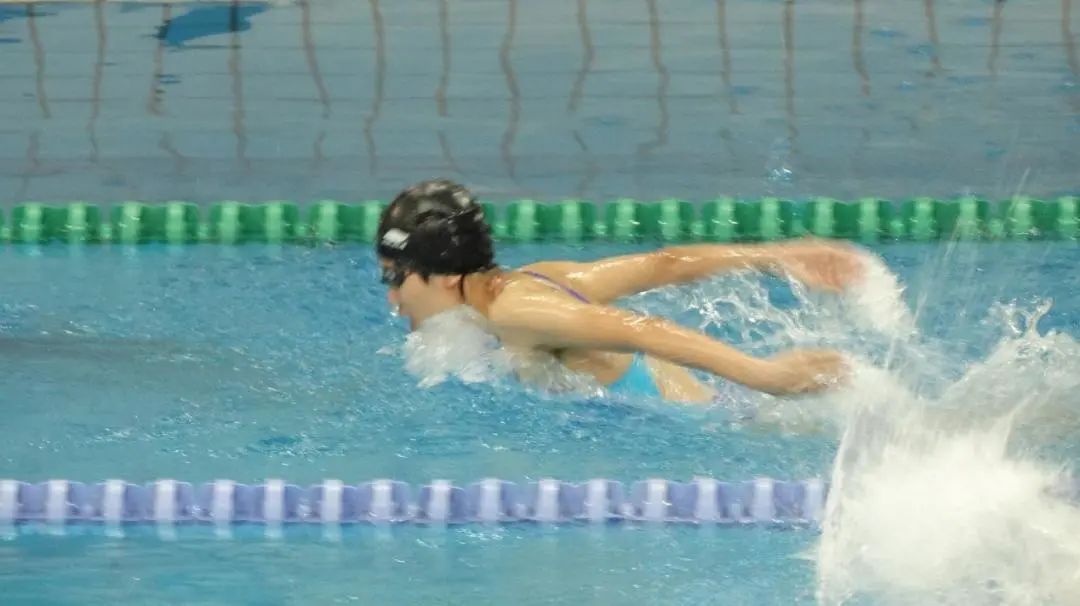 女子游泳蝶泳冠军_女子蝶泳历届冠军_游泳女子冠军蝶泳视频