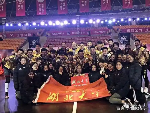 足球冠军大满贯有几个人_足球大赛冠军_足球大冠军