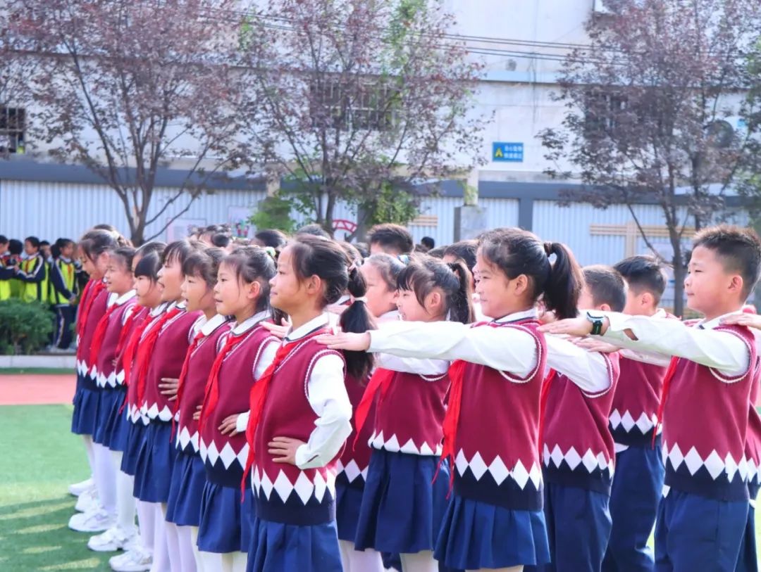 体操校园小学生做操视频_小学生做体操校园_体操校园小学生做的运动