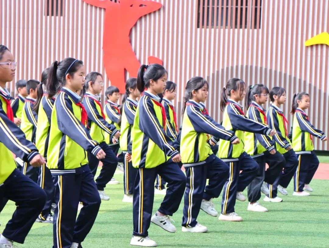 体操校园小学生做的运动_体操校园小学生做操视频_小学生做体操校园
