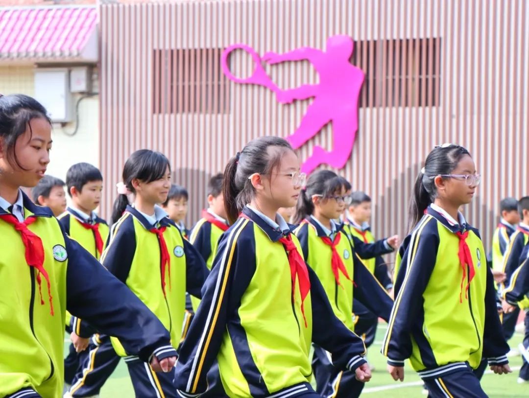 体操校园小学生做的运动_体操校园小学生做操视频_小学生做体操校园