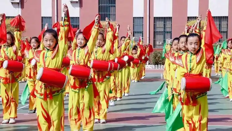 学生体操舞图_学生体操舞教学视频_体操舞动