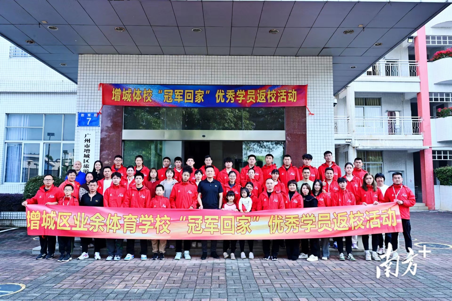 初中生篮球冠军队回学校_全国初中篮球冠军_初中篮球校队考高中能加分吗